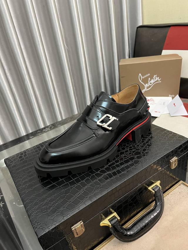 出厂价： Cl 新品正装鞋皮鞋 Christia* Loubouti* 红底鞋 Greggo 男士牛津鞋 采用进口牛皮 亮面漆皮 拼接撞色高丝光反毛皮制成 三节